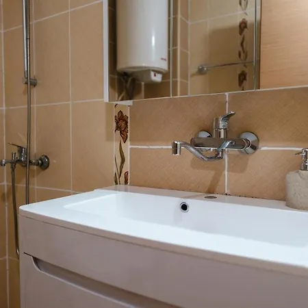 Apartament Renovated 1 Bedroom - Full Kitchen - Parking - 4km Tsarevets