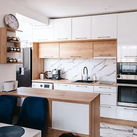Renovated 1 Bedroom - Full Kitchen - Parking - 4km Tsarevets