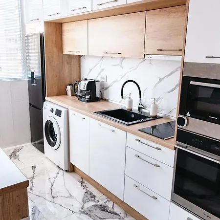 Apartament Renovated 1 Bedroom - Full Kitchen - Parking - 4km Tsarevets *