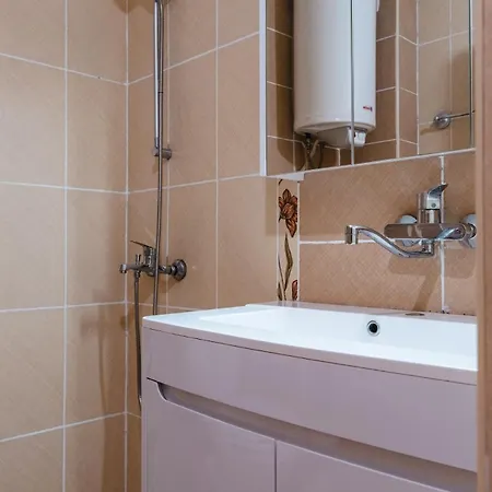 Renovated 1 Bedroom - Full Kitchen - Parking - 4km Tsarevets Appartement *